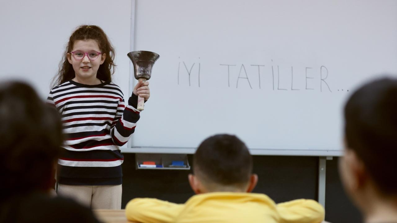 Yaklaşık 20 Milyon Öğrenci Karnelerini Alıyor: Yaz Tatili Başlıyor!