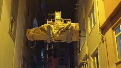 Cenazeyi Vinçle Taşıdılar