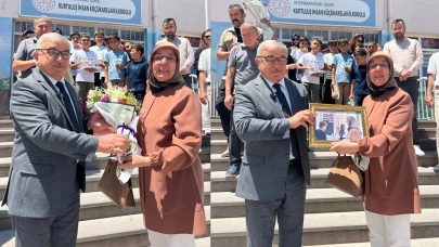 Şuhut'un Sevilen Öğretmeni Şerife Kurt Gözyaşlarıyla Emekliliğe Uğurlandı