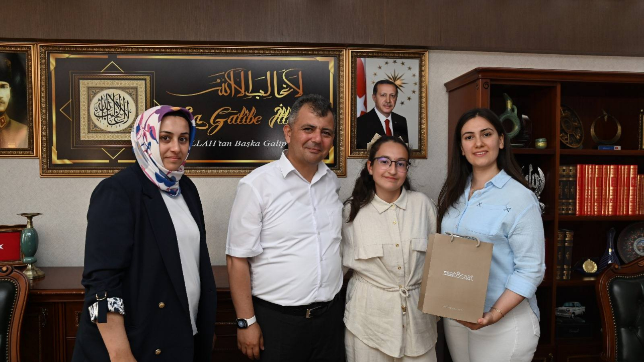 Emirdağ’ın Başarılı Gençleri, Başkan Koyuncu’dan Ödüllerini Aldı