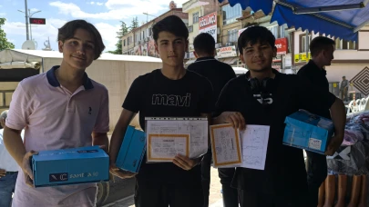 Şuhut’ta Takdir Alan Öğrencilere Hayırseverden Ayakkabı Hediyesi