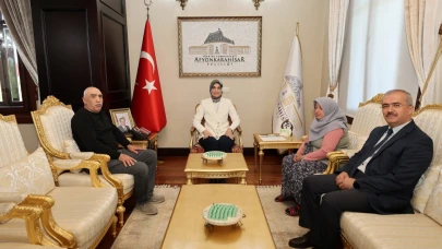 Şehit Ailesi Vali Yiğitbaşı'nı Makamında Ziyaret Etti
