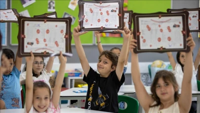 Yaklaşık 20 milyon öğrenci karne alarak yaz tatiline girdi