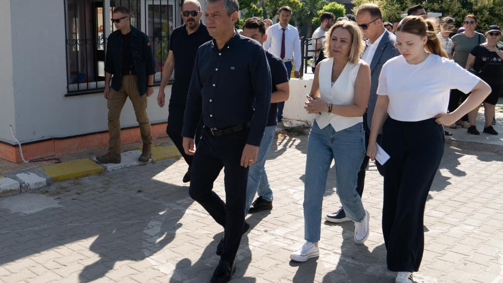CHP Lideri Özel'den Başkan Zeyrek'in Kızına AYT Sınavında Tam Destek