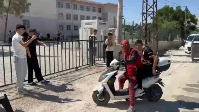 Örümcek Adam Sınava Geç Kalan Öğrenciyi Son Anda Yetiştirdi