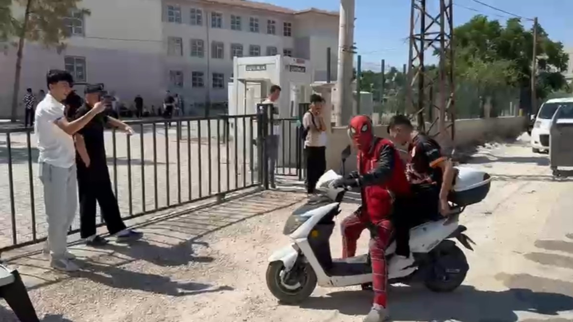 Örümcek Adam Sınava Geç Kalan Öğrenciyi Son Anda Yetiştirdi