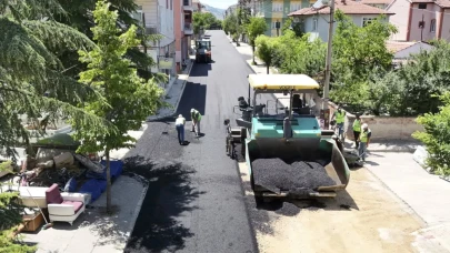 Afyonkarahisar Belediyesi Bozuk Yolları Asfaltla Yeniliyor