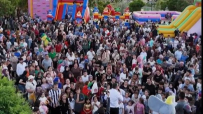 Sandıklı Çocuk Karnavalı Yoğun Katılımla Gerçekleşti