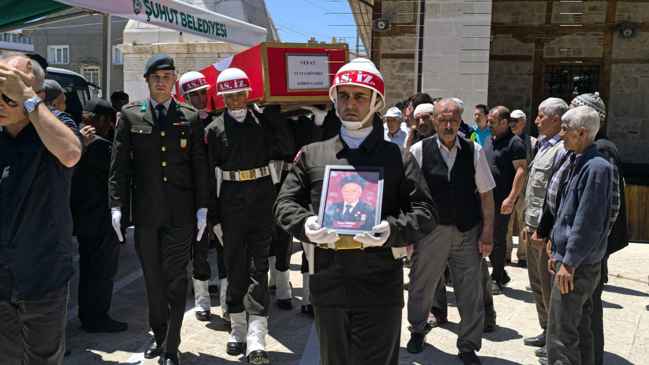 Vefat eden Kıbrıs Gazisi Dönmez, Şuhut’ta Askeri Törenle Uğurlandı