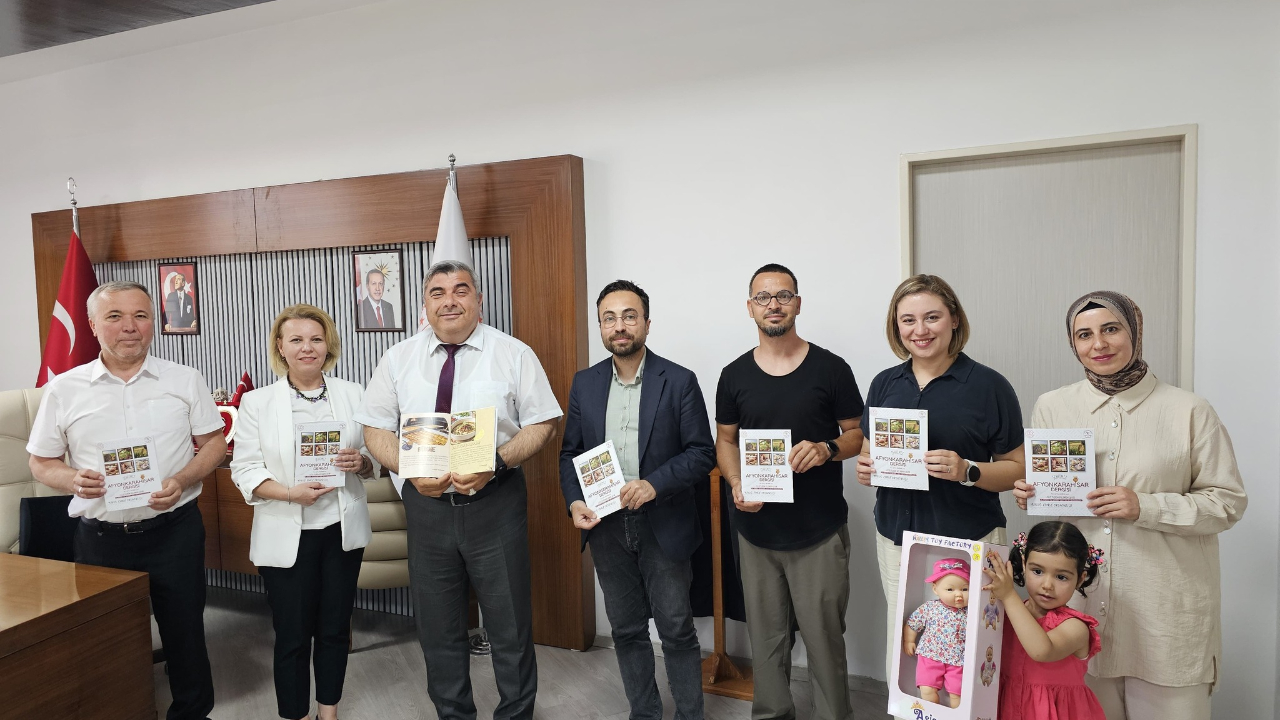 Öğrencilerden" Yöresel Lezzet" Temalı Dergi Müdür Sünnetci’ye Takdim Edildi