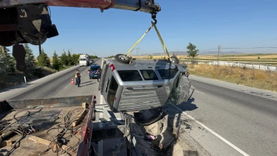 Emirdağ'da Ticari Araç Orta Refüje Devrildi: 2 Yaralı!