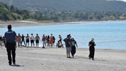 Afyon'dan Salda Gölü'ne Giden Genç Kız Boğulma Tehlikesi Geçirdi: Durumu Ciddi