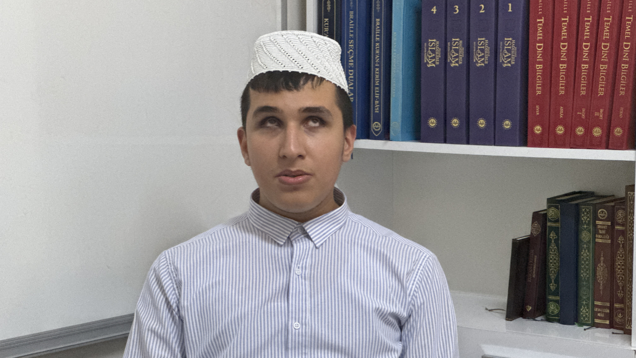Görme Engelli Genç, Braille Alfabesiyle Kur’an-ı Kerim’i Ezberledi
