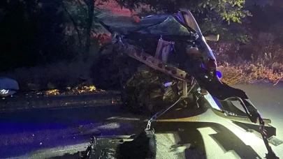 Otomobilin tıra çarptığı kazada 4 kişi öldü