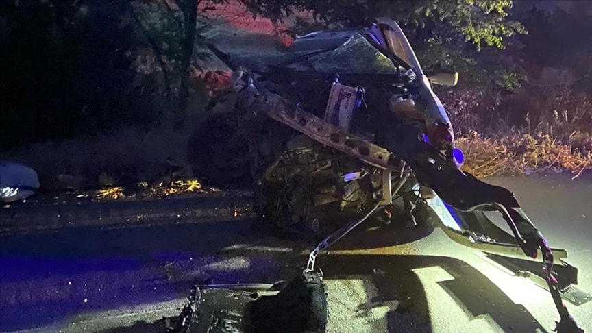 Otomobilin tıra çarptığı kazada 4 kişi öldü