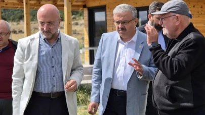 AK Parti Afyon Heyetinden Sarıcaova Lavanta Bahçesi Üretim Tesisine Ziyaret
