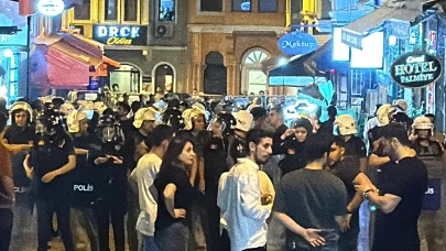 Leman Dergisi Binası Önünde Vatandaşlar Toplandı