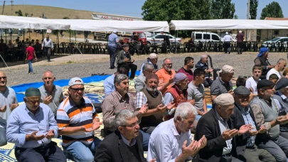 Afyon’da Eller Semaya Yağmur İçin Açıldı