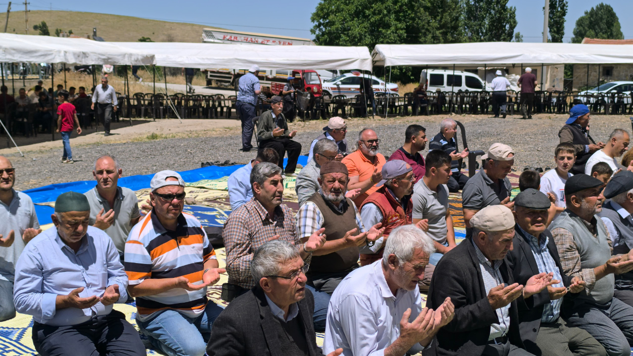 Afyon’da Eller Semaya Yağmur İçin Açıldı