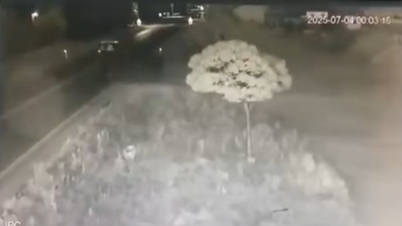 Afyonkarahisar’da Otomobil Traktör Römorkuna Çarptı: 3 Yaralı