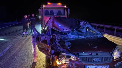 Tır ile Otomobil Çarpıştı: 4 Kişi Hastaneye Kaldırıldı