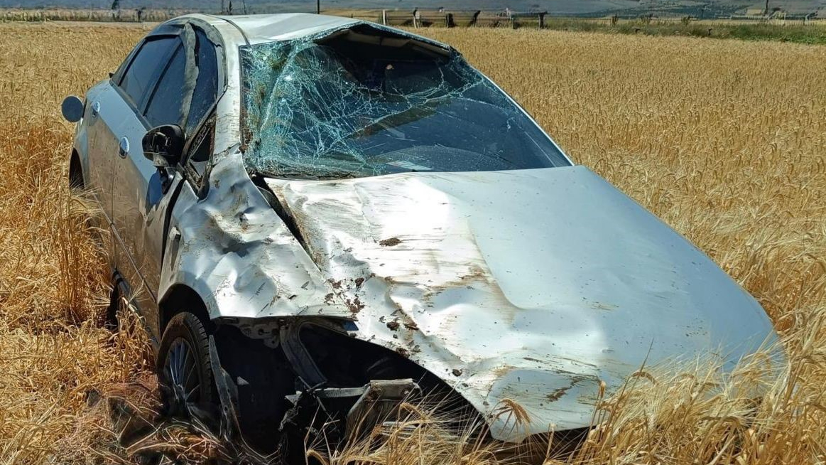 Afyon’da Otomobil Tarlaya Uçtu: 4 Kişi Yaralandı
