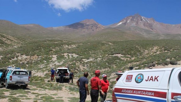 Erciyes'te Kaya Düşmesi Faciası: İki Dağcı Yaralandı, Kurtarma Çalışmaları Sürüyor
