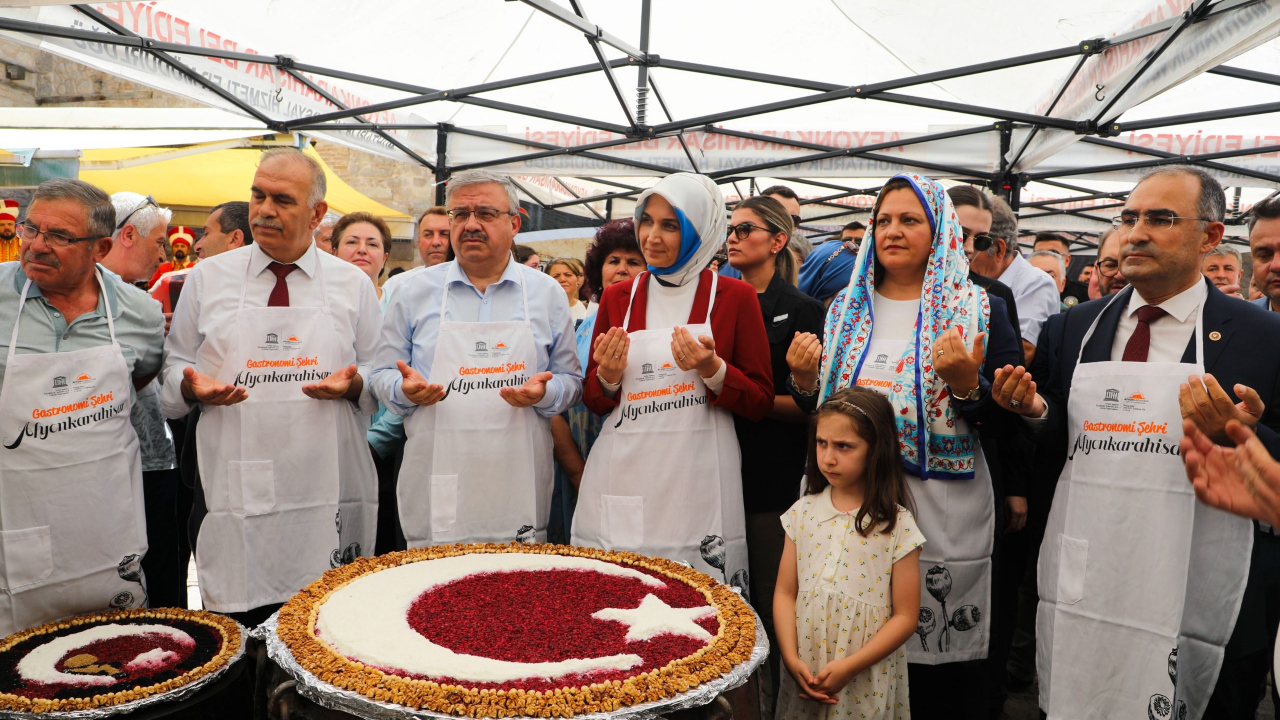 Afyon’da Asırlık Gelenek Sürüyor: 40 Kazanda 40 Hatimli Şifalı Aşure Dağıtılacak