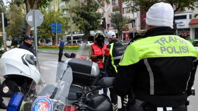 O İlçede Emniyet Düğmeye Bastı: Sahte Plaka, Tadilatlı Motosiklet... Hepsi Trafikten Men Edildi!
