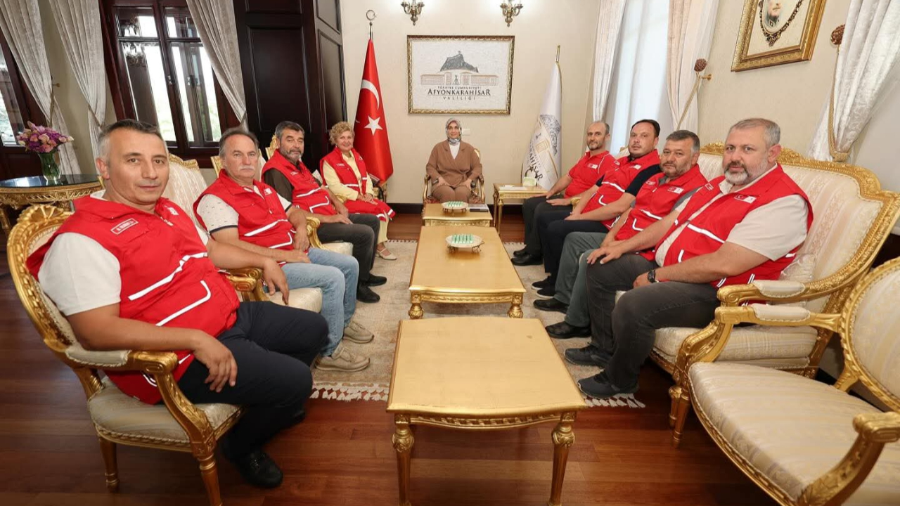 Vali Yiğitbaşı, Kızılay Heyetini Kabul Etti
