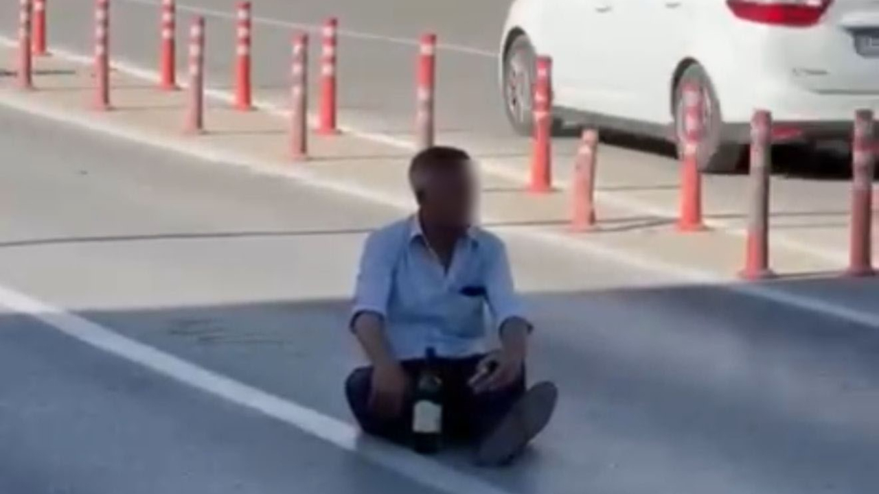 Trafiğin Ortasında Oturdu, Elinde Alkol Şişesiyle Tehlike Saçtı!