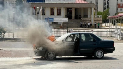 Afyon’da Seyir Halindeki Otomobil Alev Alev Yandı
