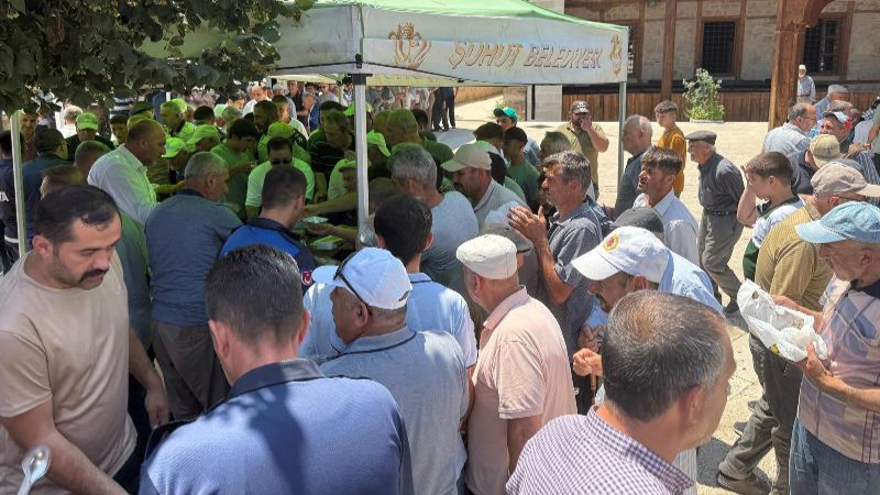 Şuhut’ta Geleneksel Aşure İkramı Yoğun İlgi Gördü