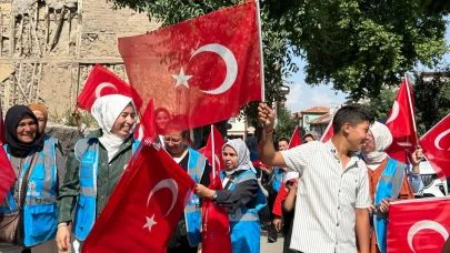 AK Parti Kadın Kolları "Terörsüz Türkiye" İçin Bayrak Dağıttı