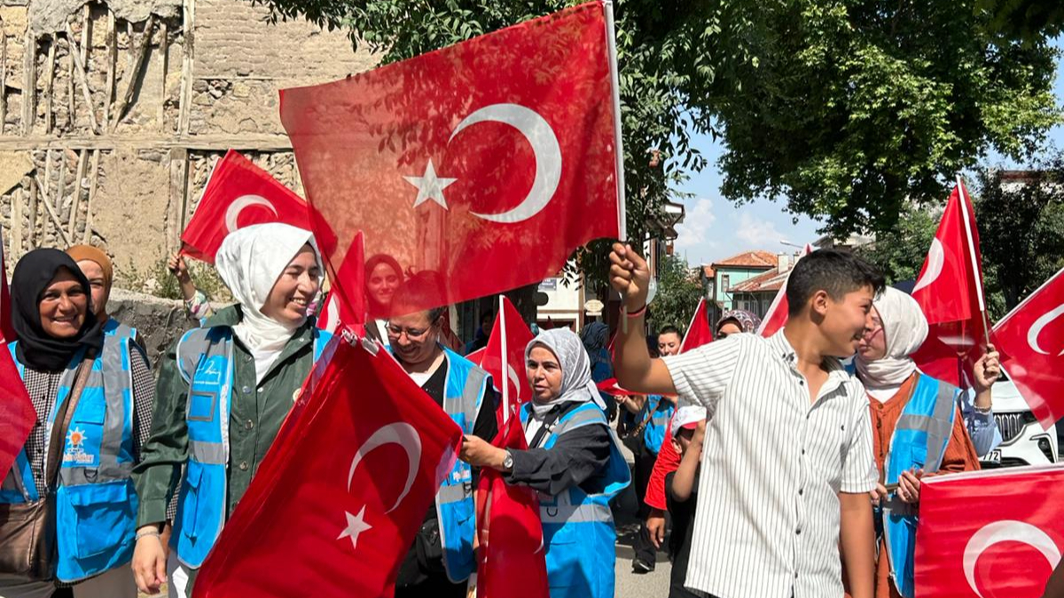 AK Parti Kadın Kolları "Terörsüz Türkiye" İçin Bayrak Dağıttı
