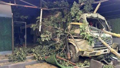 Kontrolden Çıkan Demir Yüklü Kamyon Restoranın Bahçesine Uçtu