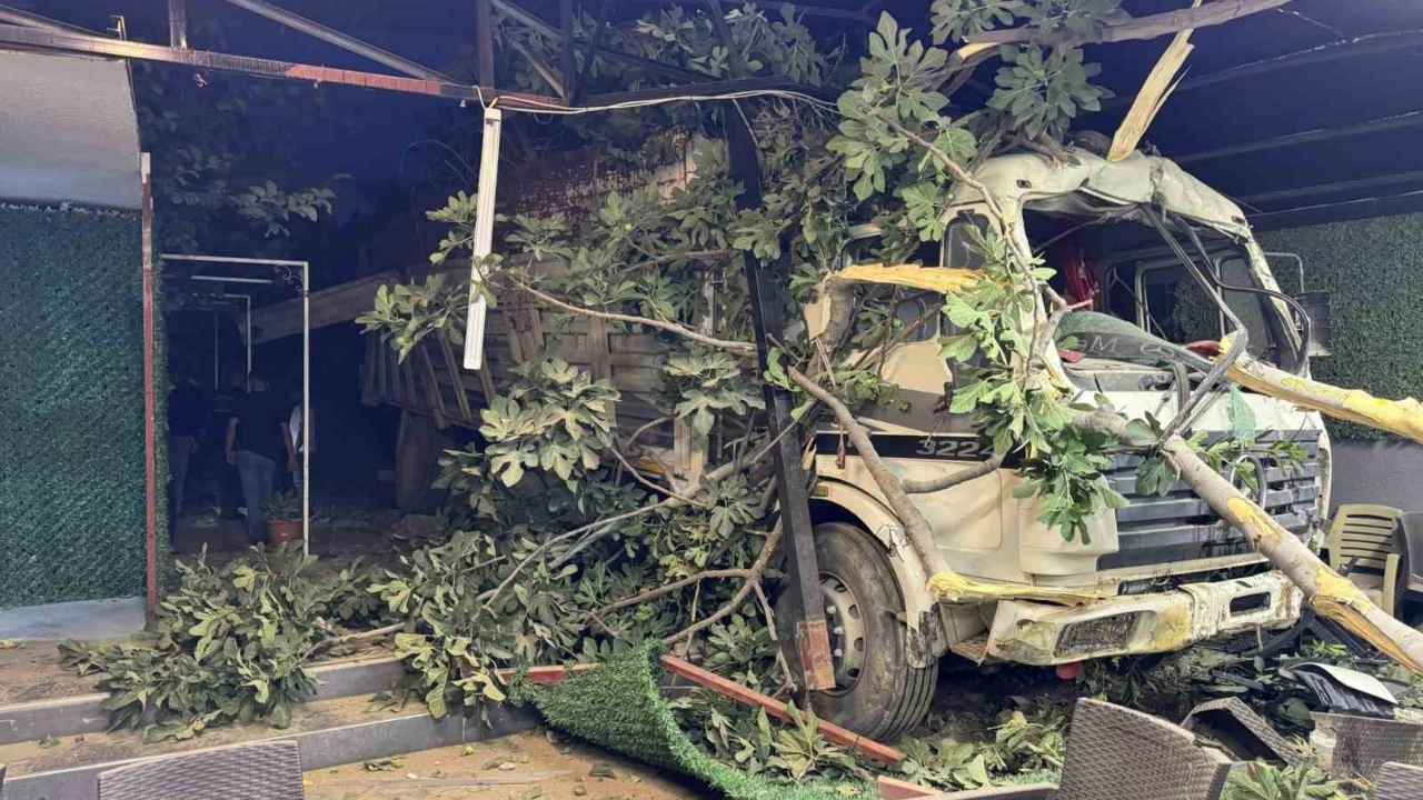 Kontrolden Çıkan Demir Yüklü Kamyon Restoranın Bahçesine Uçtu