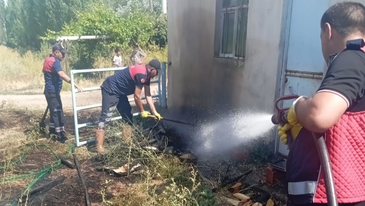 Şuhut’ta Besihane Bahçesinde Çıkan Yangın Korkuttu