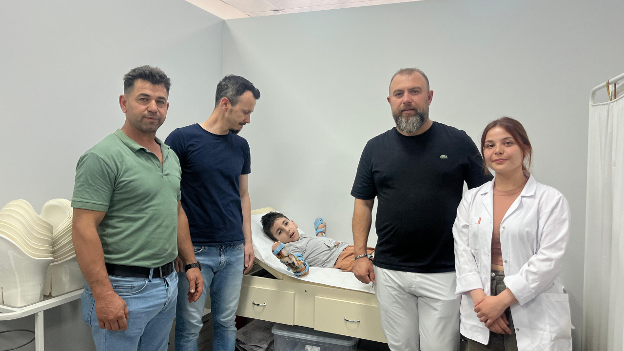 Sivrisinek Isırığı Sonrası Yatağa Bağımlı Kalan Mehmet Emir'e KAFO Cihazı Umut Oldu