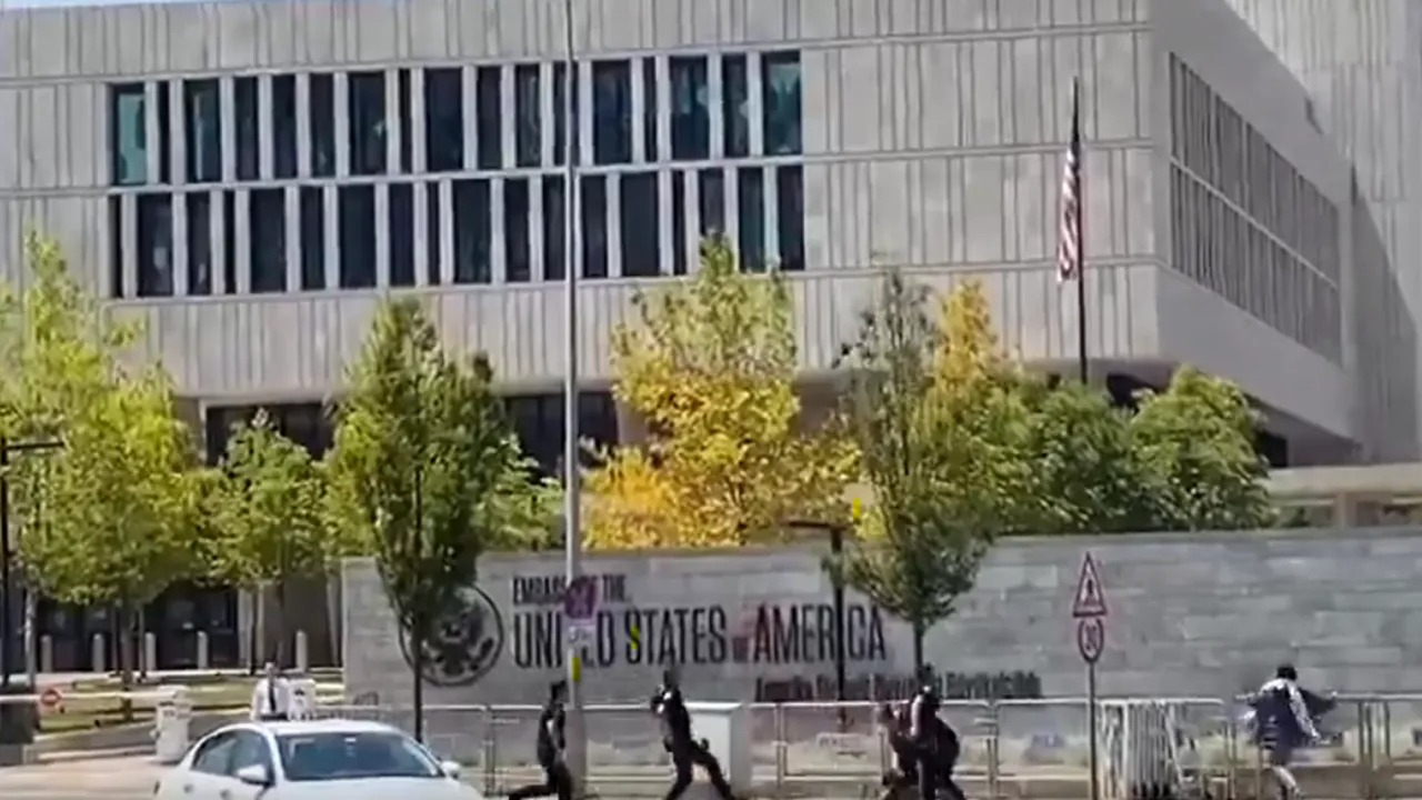 ABD’nin Ankara Büyükelçiliği’ne Kırmızı Boya Saldırısı: Polis Anında Müdahale Etti!