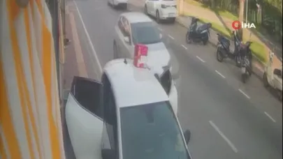 Otomobilden Malzeme İndiren Market Çalışanına Araba Çarptı