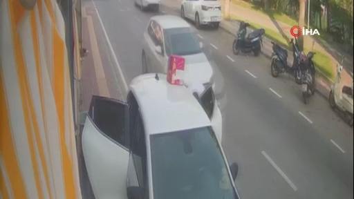 Otomobilden Malzeme İndiren Market Çalışanına Araba Çarptı