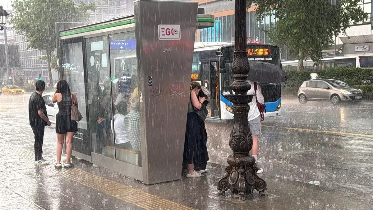 Ankara'da Sağanak Yağış Hayatı Felç Etti
