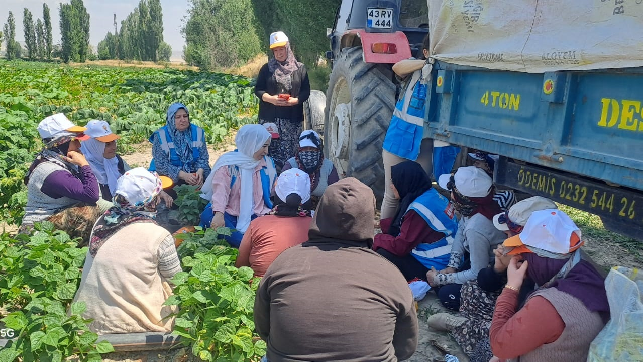 AK Parti Kadın Kolları’ndan Tarladaki Kadınlara Ziyaret