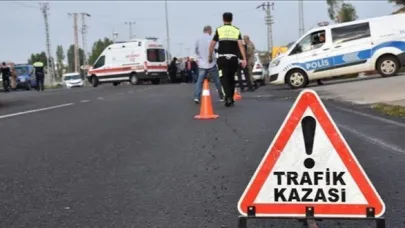 Zift Gibi Asfalt Kazaya Davetiye Çıkardı: 4 Araç Çarpıştı!