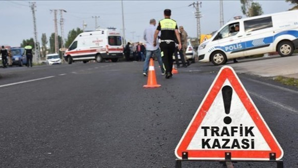 Zift Gibi Asfalt Kazaya Davetiye Çıkardı: 4 Araç Çarpıştı!