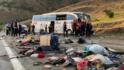 Yolcu Otobüsü Dağ Yamacına Çarptı: 4 Ölü, 33 Yaralı
