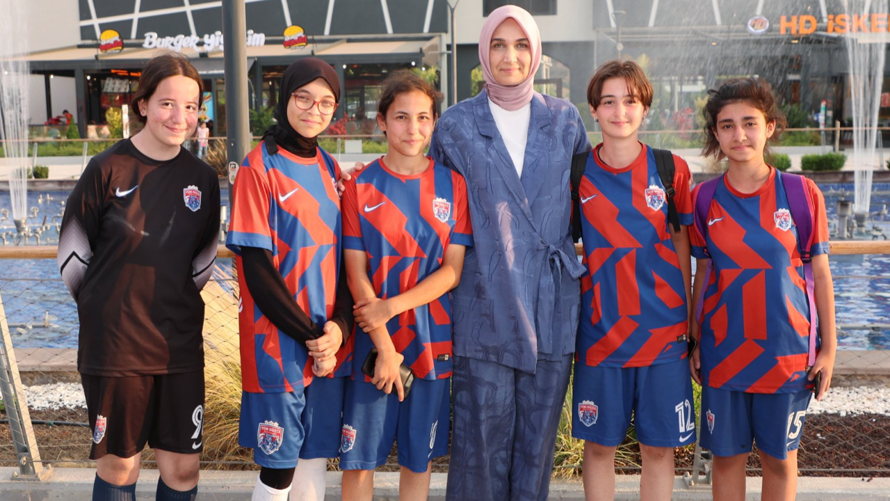 Vali Yiğitbaşı, Yeni Yıldızlar Kız Futbol Takımı ile Buluştu