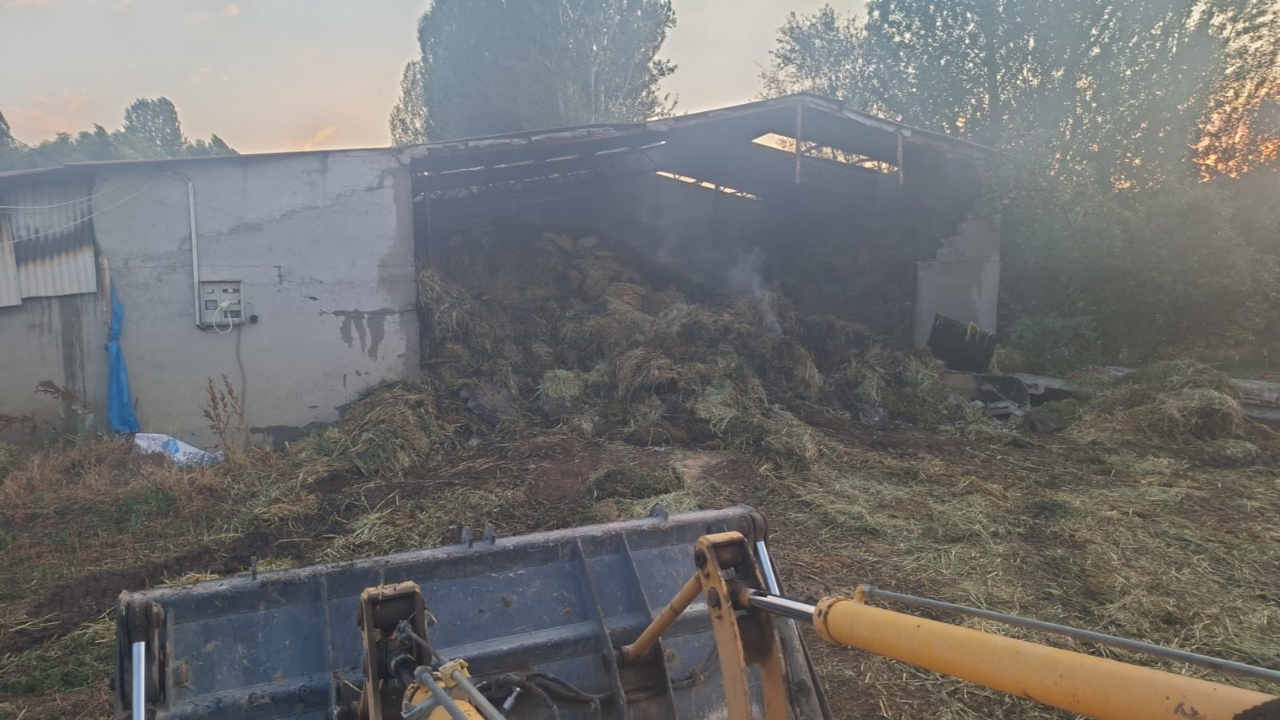 Şuhut'ta Besihanede Yangın: 3 Kamyon Saman Kül Oldu