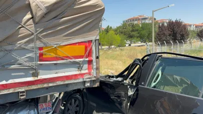 Afyon’da Kırmızı Işıkta Feci Kaza: Yabancı Plakalı Araç Tıra Çarptı